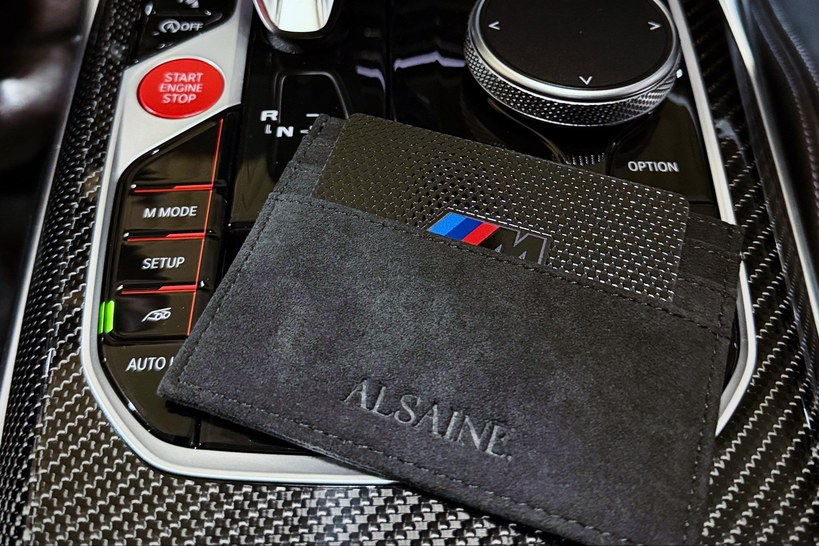 Alcantara cardholder in BMW interieur, Nederlandse ontwerpen voor stijlvolle reizigers