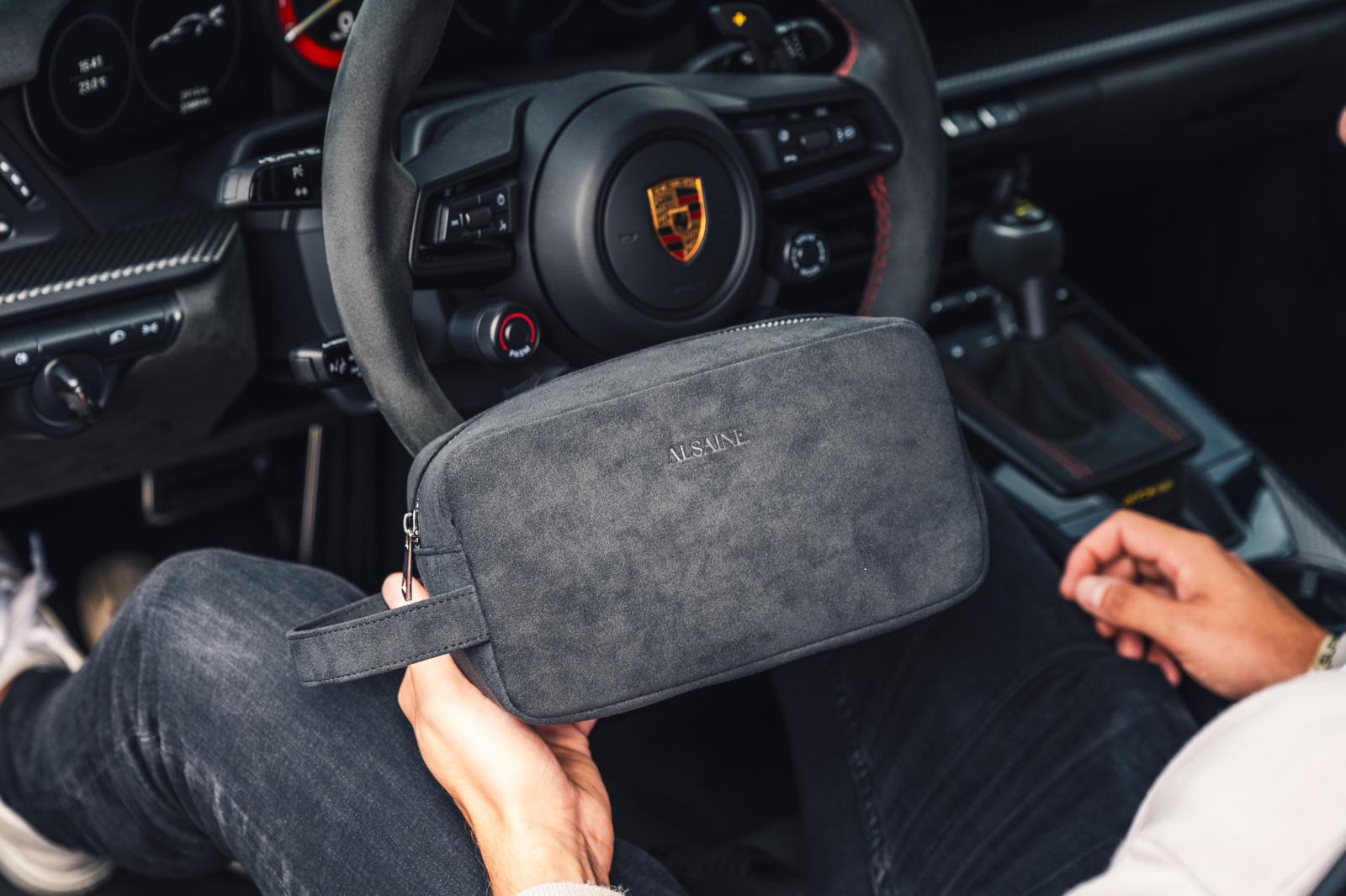 Alcantara toilettas in Porsche met zichtbaar stuur en logo, ontworpen in Nederland