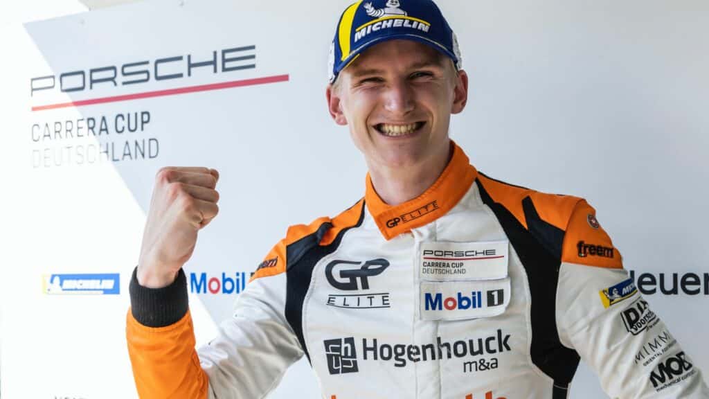 Loek Hartog Porsche met de luxe Alcantara toilettas van Alsaine