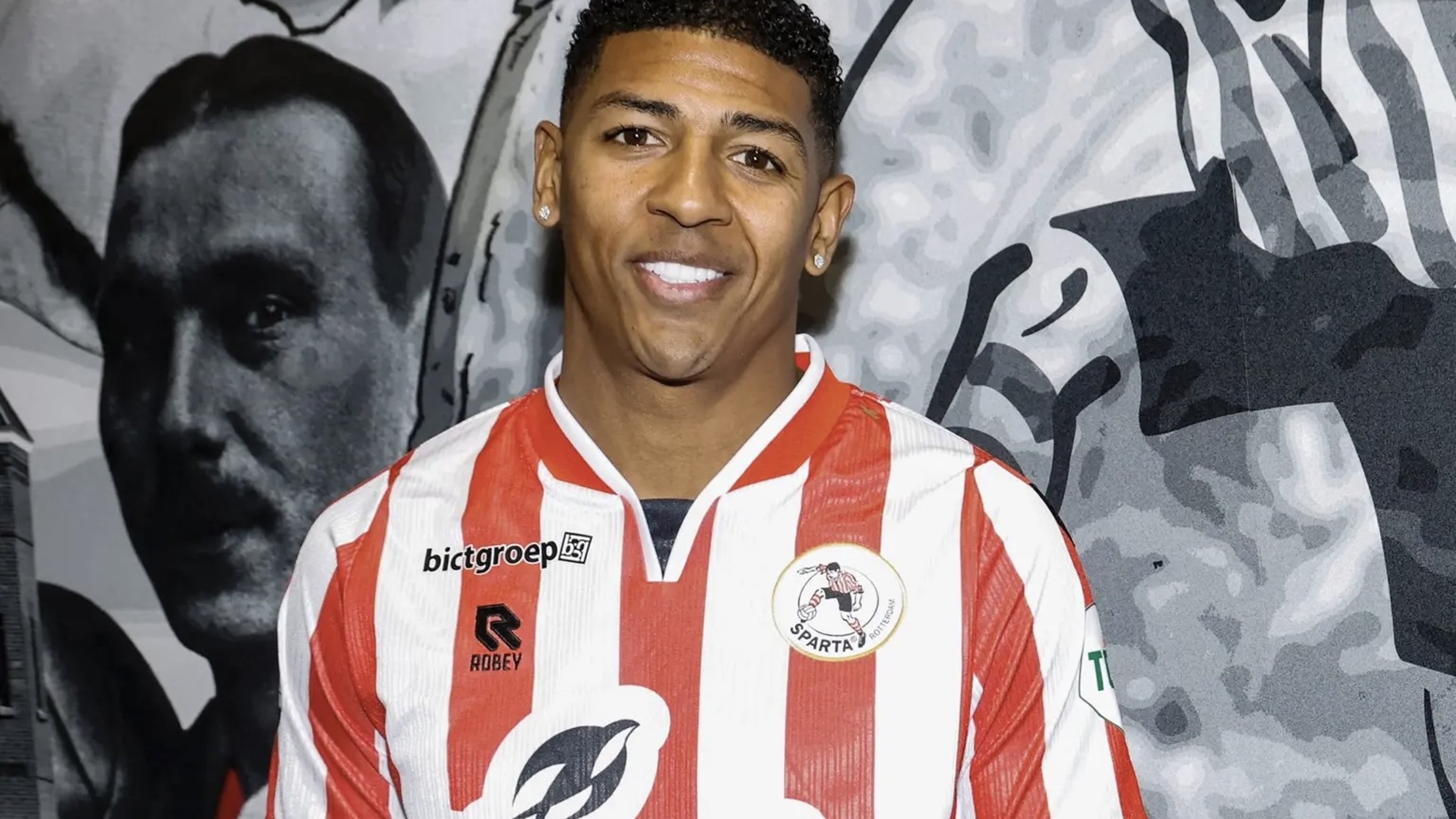 Patrick van Aanholt, Sparta Rotterdam, met de luxe Alcantara toilettas van Alsaine