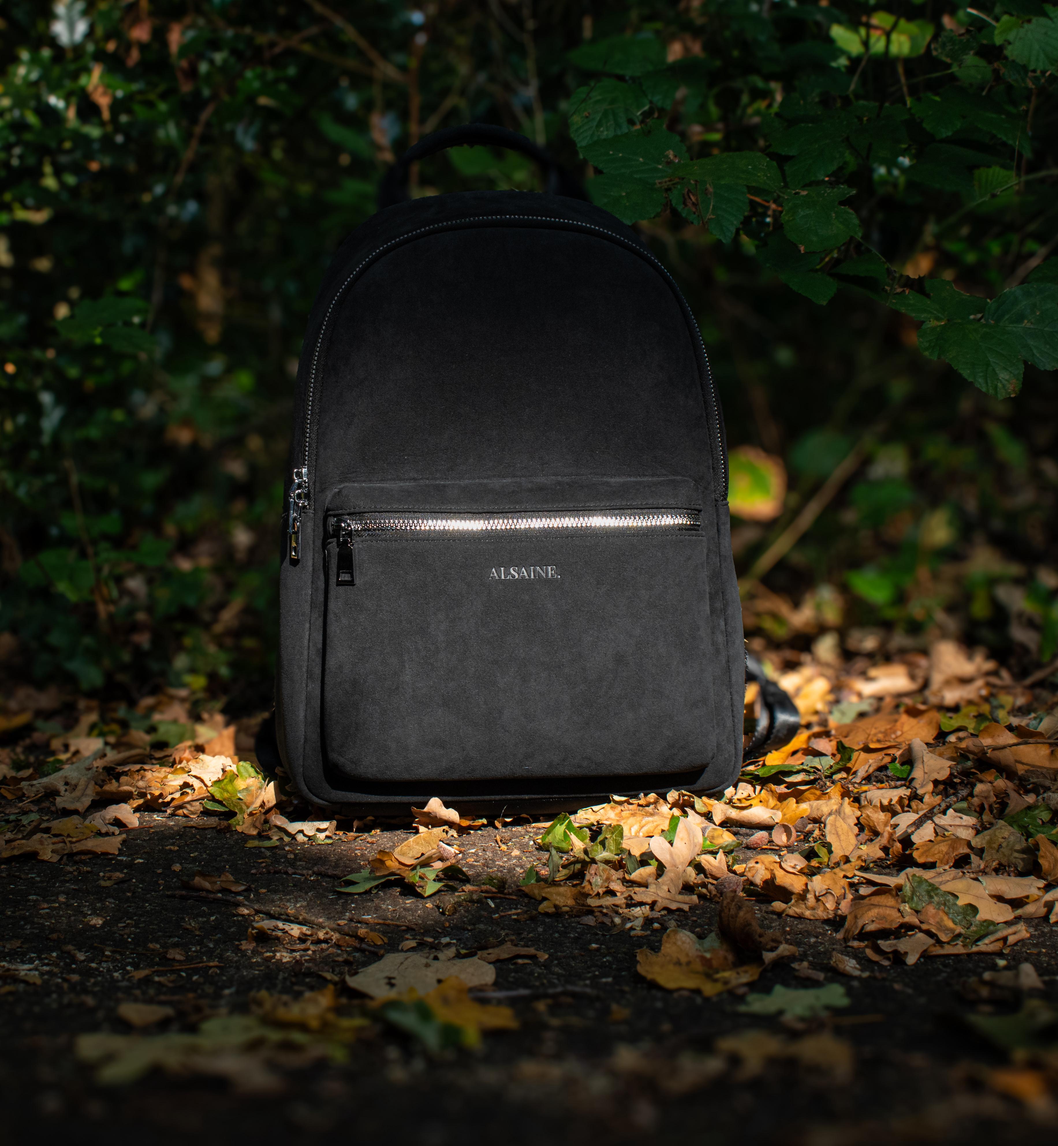 Alcantara rugtas in het bos, Nederlandse ontwerpen voor stijlvolle reizigers