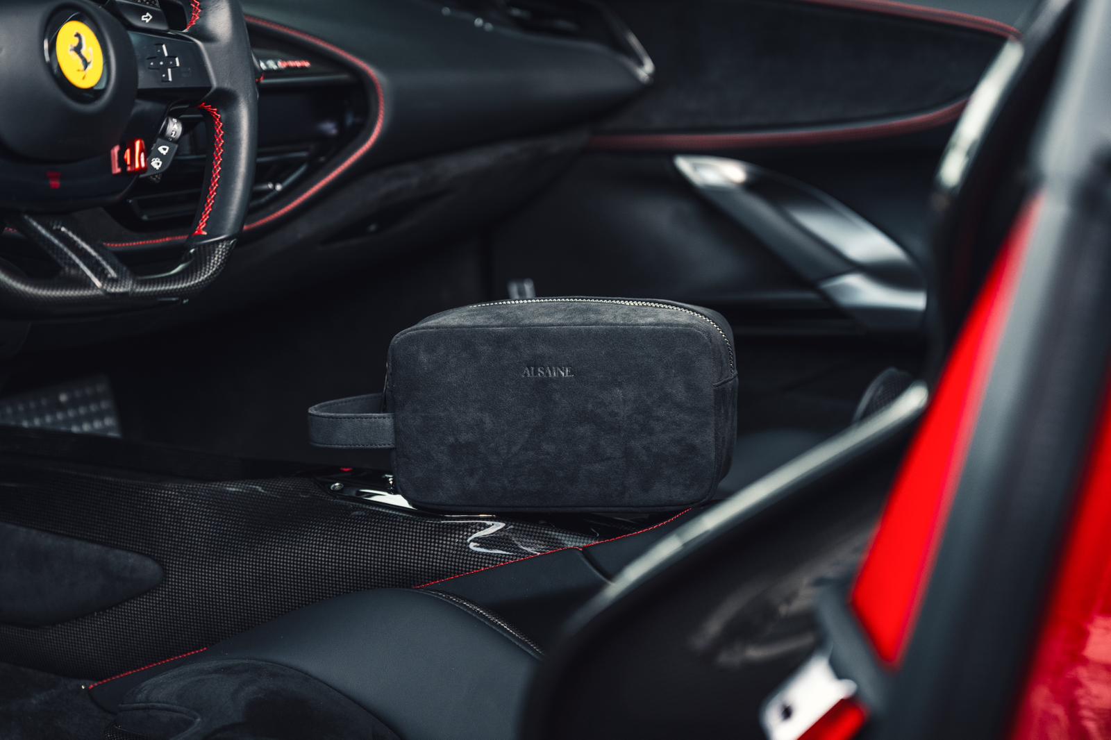 Luxe Alcantara toilettas in Ferrari, ontworpen in Nederland