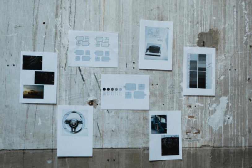 Ontwerpstudio met schetsen van de Alsaine toilettas aan de muur – creatief proces in beeld