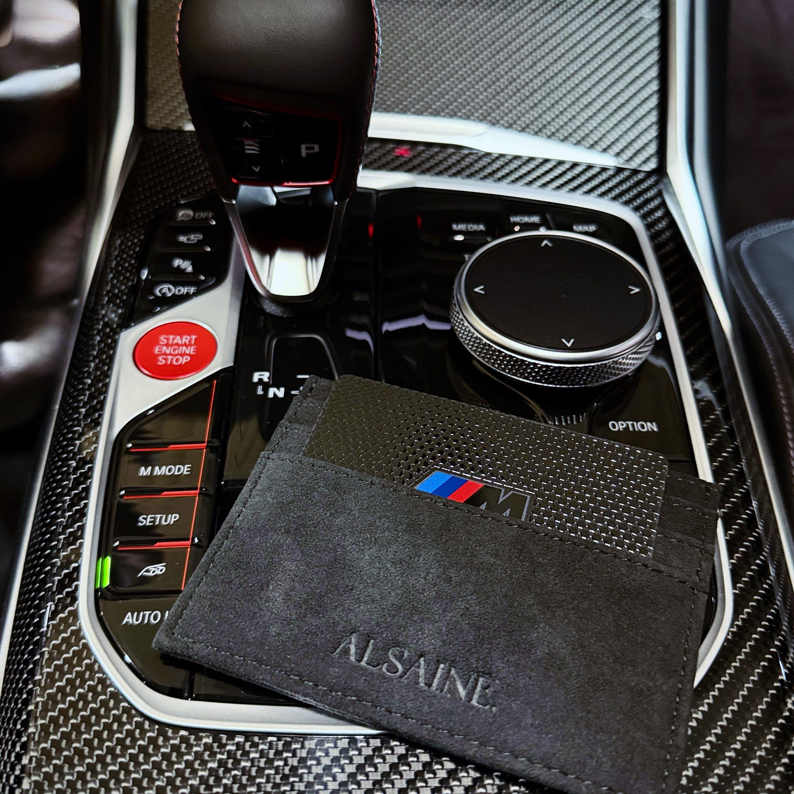 Alcantara cardholder in BMW interieur, Nederlandse ontwerpen voor stijlvolle reizigers