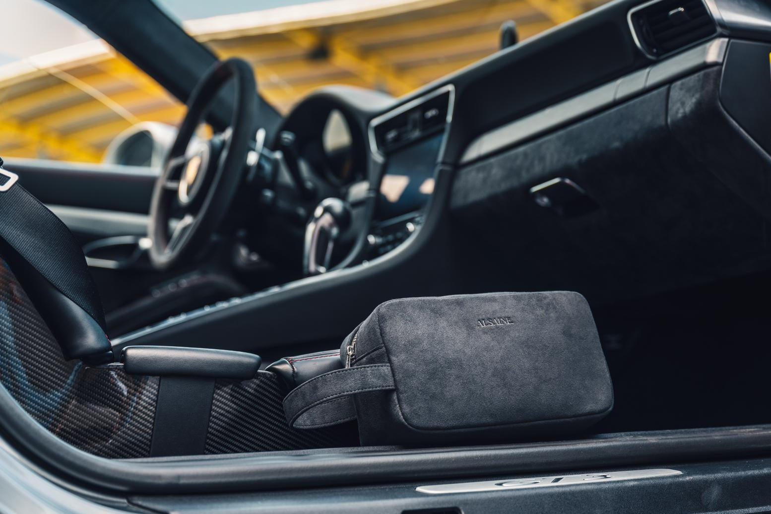 Luxe Alcantara toilettas in Porsche, ontworpen in Nederland